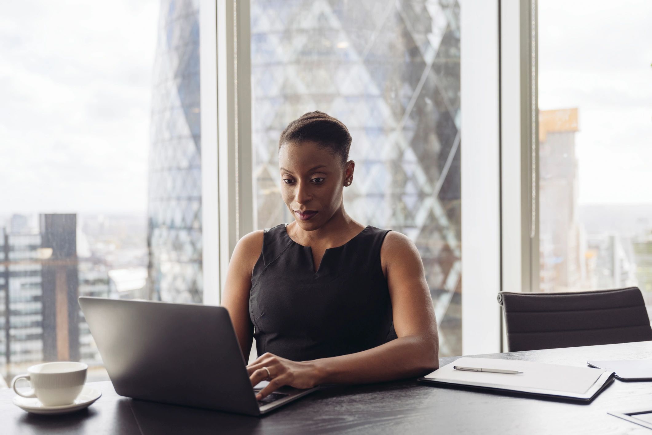 Professionnel dans un bureau moderne, en train de revoir des éléments de conformité.