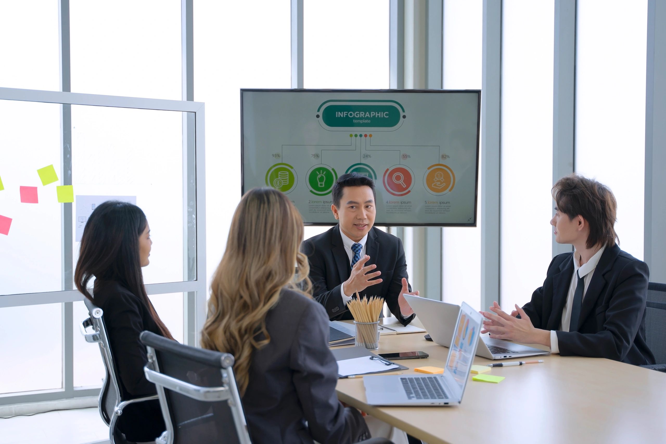 Réunion d’équipe pour aligner les standards de livraison et l’approche de gouvernance.