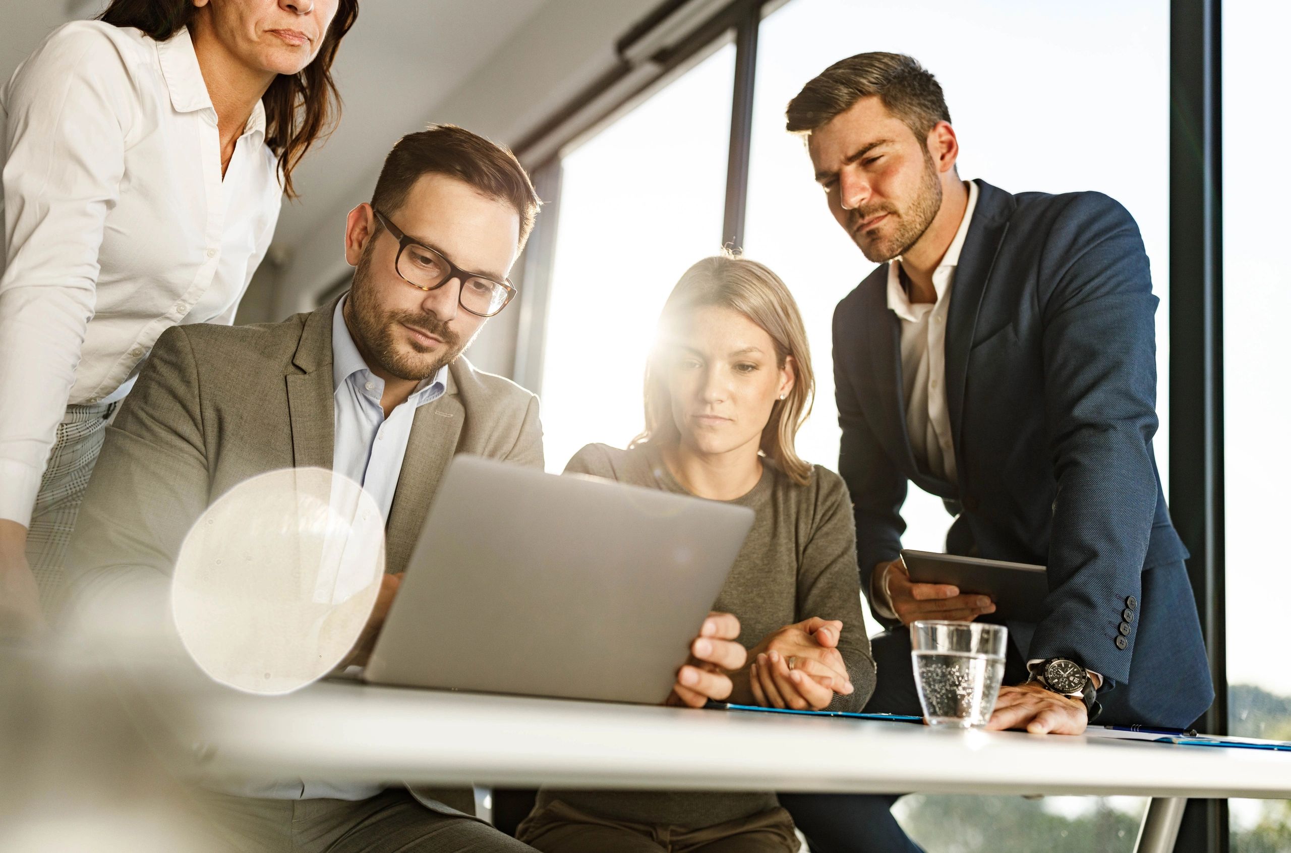 Équipe TI examinant des résultats de surveillance sur un ordinateur portable