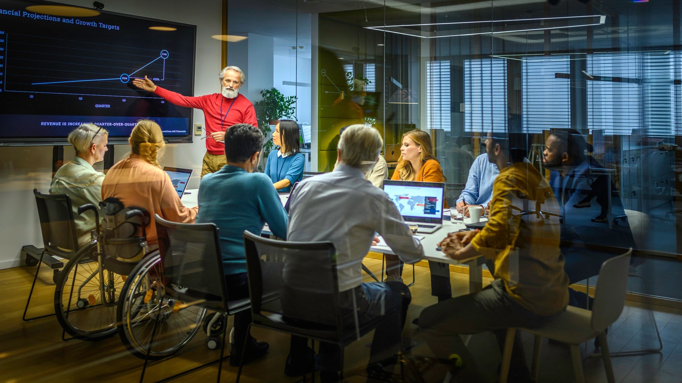 Présentateur examinant des indicateurs et des contrôles dans une salle de conférence.